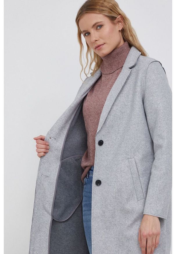 Vero Moda Płaszcz kolor szary przejściowy. Okazja: na co dzień. Kolor: szary. Materiał: poliester. Styl: casual