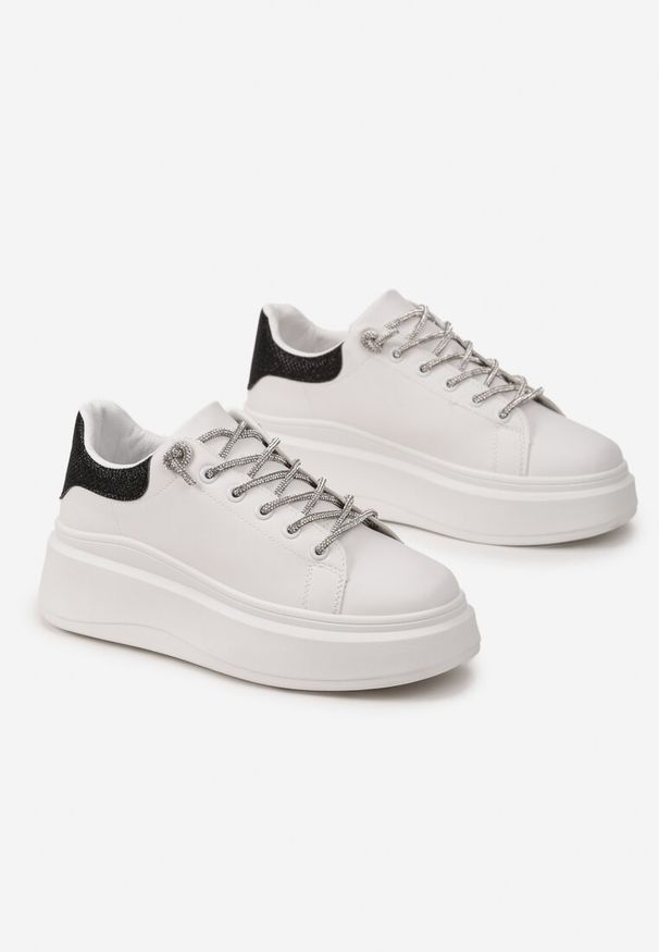 Renee - Biało-Czarne Sneakersy z Cyrkoniami na Sznurowadłach i Brokatem Terisla. Kolor: biały. Szerokość cholewki: normalna. Wzór: aplikacja