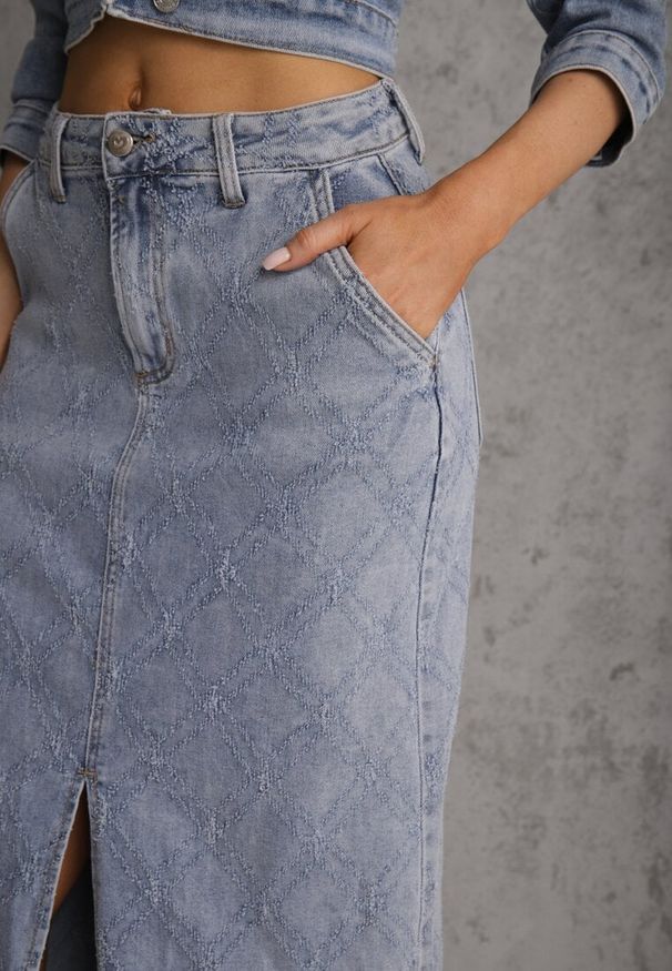 Renee - Niebieska Jeansowa Spódnica z Bawełny Zdobiona Printem w Romby i Rozcięciem Chrissna. Kolor: niebieski. Materiał: jeans, bawełna. Wzór: nadruk, aplikacja. Styl: elegancki