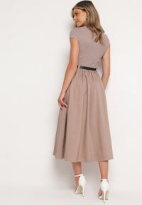 Born2be - Ciemnobeżowa Rozkloszowana Sukienka z Paskiem z Imitacji Skóry Drinna. Typ kołnierza: dekolt w kształcie V. Kolor: beżowy. Materiał: skóra. Długość rękawa: krótki rękaw. Wzór: aplikacja. Styl: elegancki #6