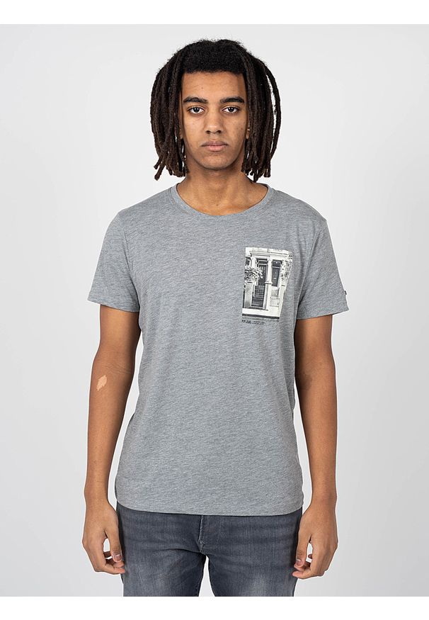 Pepe Jeans T-shirt "Tide" | PM508528 | Tide | Mężczyzna | Szary. Okazja: na co dzień. Kolor: szary. Materiał: bawełna, poliester. Wzór: aplikacja, nadruk. Styl: casual