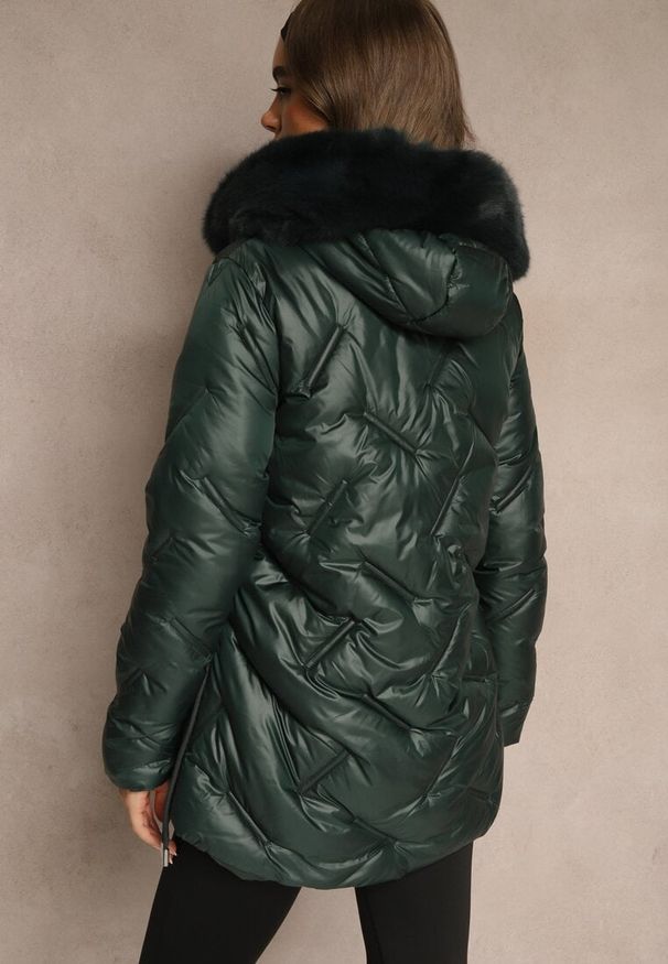 Renee - Ciemnozielona Kurtka z Ozdobnym Pikowaniem i Kapturem z Futrem Naliavea. Okazja: na co dzień. Kolor: zielony. Materiał: futro. Styl: casual, elegancki
