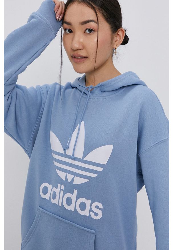 adidas Originals Bluza bawełniana damska z kapturem z nadrukiem. Typ kołnierza: kaptur. Kolor: niebieski. Materiał: bawełna. Długość rękawa: długi rękaw. Długość: długie. Wzór: nadruk