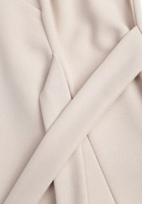 Renee - Beżowa Kopertowa Sukienka z Rozkloszowanym Dołem i Ozdobnym Wiązaniem Dannola. Okazja: na imprezę. Kolor: beżowy. Typ sukienki: kopertowe. Styl: elegancki #7