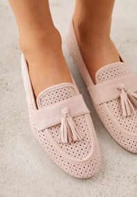 Renee - Różowe Perforowane Mokasyny z Imitacji Zamszu Zdobione Frędzlami Vaeliane. Okazja: na co dzień. Kolor: różowy. Materiał: zamsz. Wzór: aplikacja. Styl: casual, elegancki #4