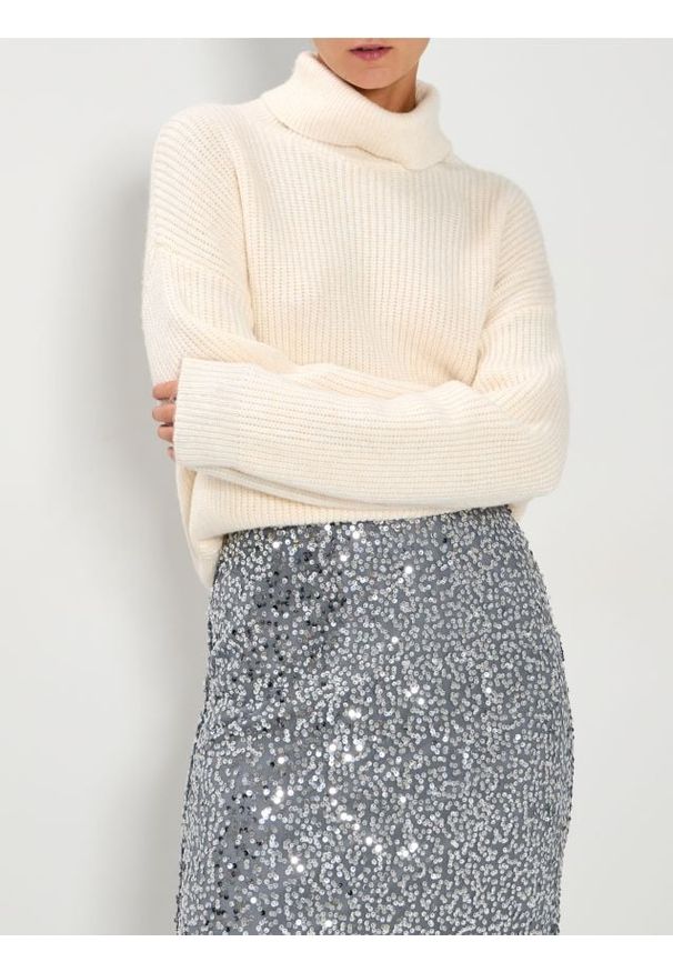 Sinsay - Prążkowany golf - kremowy. Typ kołnierza: golf. Kolor: kremowy. Materiał: prążkowany