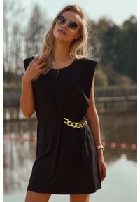 Makadamia - Krótka Sukienka z Łańcuchem - Czarna. Kolor: czarny. Materiał: bawełna, elastan. Długość: mini