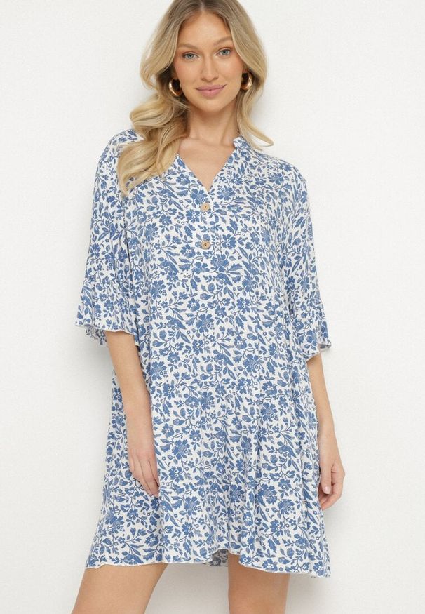 Born2be - Biało-Niebieska Bawełniana Sukienka w Kwiaty o Rozkloszowanym Kroju Jenaleira. Okazja: na co dzień. Typ kołnierza: dekolt w serek. Kolor: biały. Materiał: bawełna. Długość rękawa: krótki rękaw. Wzór: kwiaty. Styl: casual, klasyczny