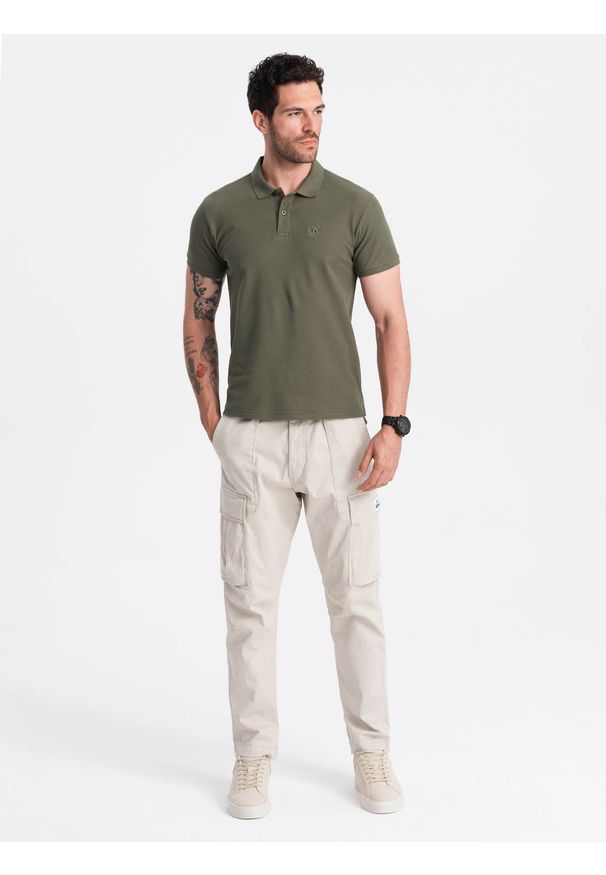 Ombre Clothing - Męska jednokolorowa koszulka polo BASIC z dzianiny pique - ciemnooliwkowa V6 OM-POBS-0100 - XXL. Okazja: na co dzień. Typ kołnierza: polo. Kolor: oliwkowy. Materiał: dzianina. Wzór: haft, aplikacja, jednolity. Styl: sportowy, wizytowy, casual