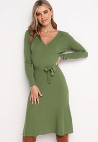 Born2be - Zielona Sweterkowa Sukienka Rozkloszowana z Wiązanym Paskiem Florentame. Kolor: zielony. Materiał: materiał. Typ sukienki: rozkloszowane, kopertowe. Długość: midi #3