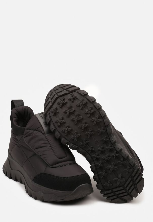 Renee - Czarne Pikowane Sneakersy na Platformie Ozdobione Napisem Resilie. Okazja: na co dzień. Kolor: czarny. Materiał: jeans. Wzór: aplikacja, napisy. Obcas: na platformie
