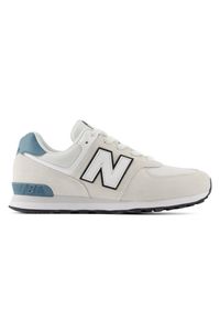 Buty dziecięce New Balance G5744LM – beżowe. Okazja: na co dzień, na uczelnię. Kolor: beżowy. Materiał: zamsz, syntetyk, materiał. Szerokość cholewki: normalna. Model: New Balance 574. Sport: turystyka piesza #1