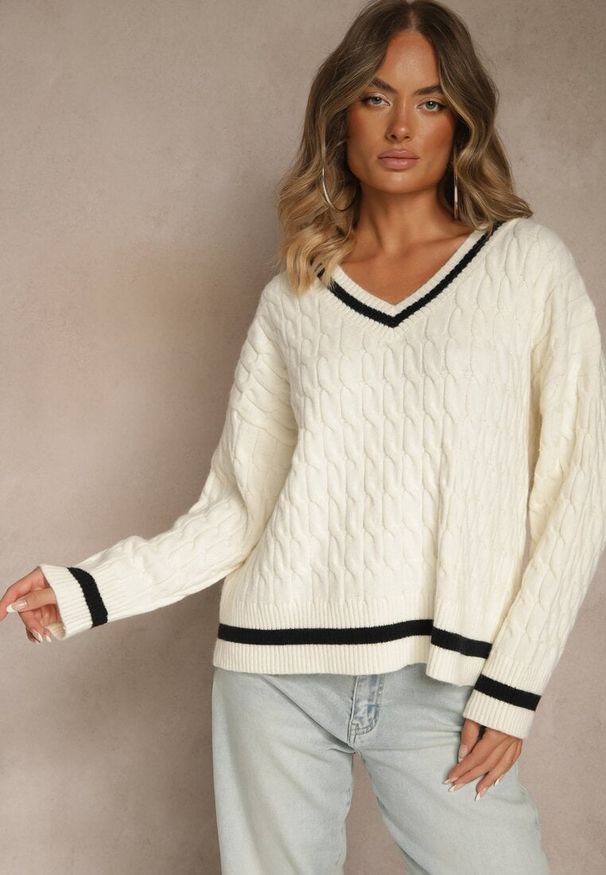Renee - Jasnobeżowy Sweter w Stylu Preppy z Dodatkiem Kaszmiru i Warkoczowym Splotem Belmire. Okazja: na co dzień. Typ kołnierza: dekolt w serek. Kolor: beżowy. Materiał: kaszmir. Wzór: ze splotem. Styl: casual, klasyczny