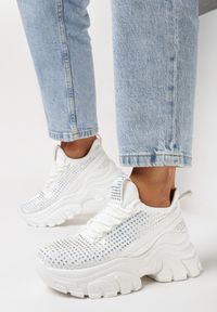 Born2be - Białe Sneakersy na Grubej Podeszwie Ozdobione Cyrkoniami Nallua. Okazja: na co dzień, na spacer. Kolor: biały. Wzór: aplikacja. Sport: turystyka piesza
