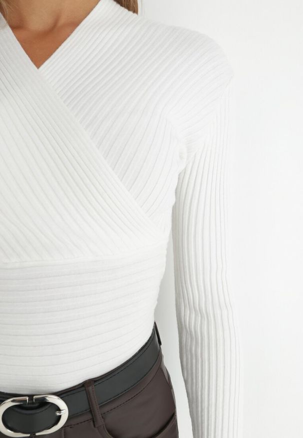 Born2be - Biały Sweter Kopertowy z Prążkowanej Dzianiny Zaki. Okazja: na co dzień. Kolor: biały. Materiał: prążkowany, dzianina. Długość rękawa: długi rękaw. Długość: długie. Styl: casual, rockowy, elegancki