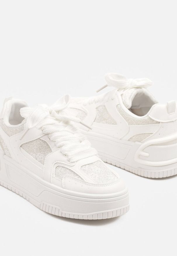 Renee - Białe Sneakersy z Brokatowymi Zdobieniami na Platformie Deovirae. Okazja: na co dzień. Zapięcie: sznurówki. Kolor: biały. Materiał: jeans. Wzór: aplikacja. Obcas: na platformie