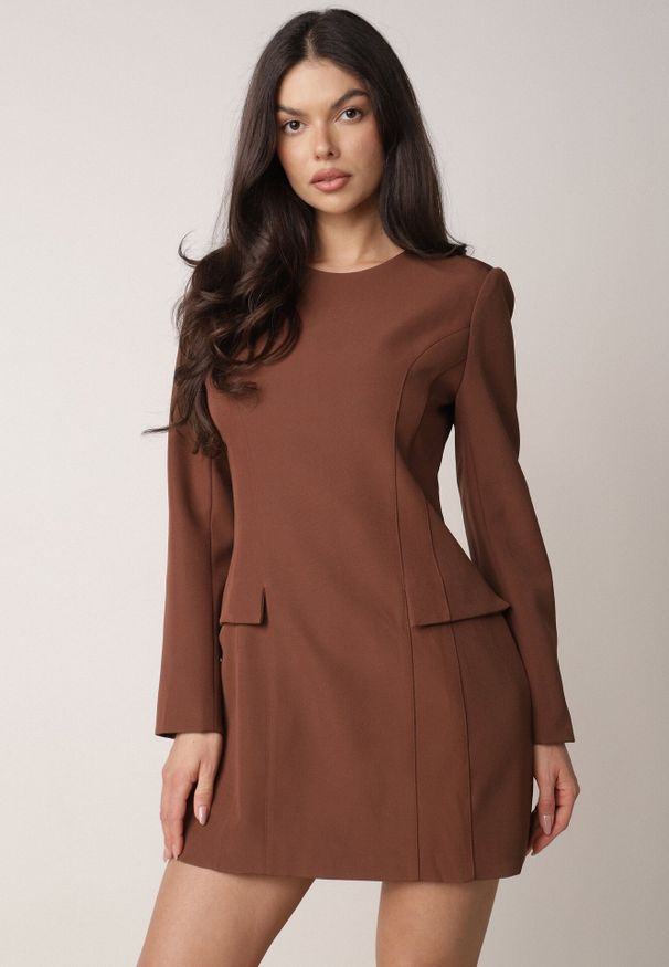 Born2be - Brązowa Elegancka Sukienka VICES o Trapezowym Kroju z Imitacją Kieszeni Amaliete. Okazja: na spotkanie biznesowe. Kolor: brązowy. Typ sukienki: trapezowe. Styl: elegancki