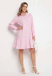 Born2be - Różowa Sukienka z Wiskozą o Koszulowym Kroju z Falbanką Penzedi. Okazja: na co dzień. Typ kołnierza: kołnierzyk klasyczny. Kolor: różowy. Materiał: wiskoza. Długość rękawa: długi rękaw. Typ sukienki: koszulowe. Styl: elegancki, casual, klasyczny #6