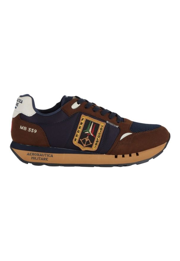 Aeronautica Militare - AERONAUTICA MILITARE Brązowe męskie sneakersy z naszywką Frecce Tricolori. Kolor: brązowy. Materiał: tkanina, zamsz. Wzór: aplikacja