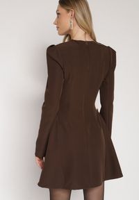 Born2be - Brązowa Rozkloszowana Sukienka Ozdobiona Metaliczną Aplikacją Eleslie. Okazja: na co dzień. Kolor: brązowy. Wzór: aplikacja. Styl: casual, elegancki #6