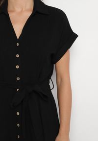 Born2be - Czarna Sukienka z Bawełny o Koszulowym Kroju z Wiązanym Paskiem Elanitiela. Okazja: na co dzień. Kolor: czarny. Materiał: bawełna. Długość rękawa: krótki rękaw. Typ sukienki: koszulowe. Styl: casual, elegancki #3
