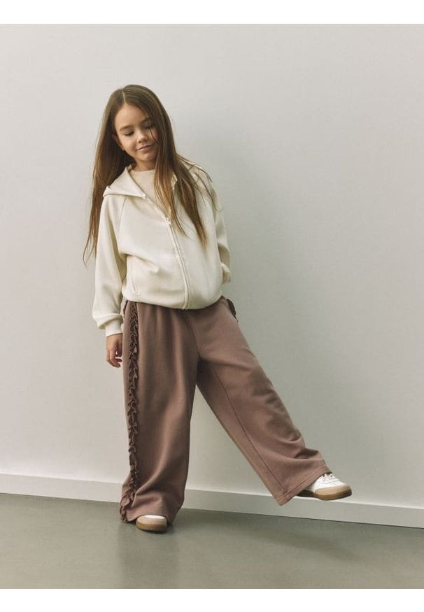 Reserved - Rozpinana bluza z modalem - złamana biel. Materiał: dzianina