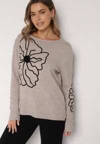 Born2be - Beżowy Sweter Ozdobiony Haftowanymi Kwiatami Halatusea. Okazja: na co dzień. Kolor: beżowy. Materiał: jeans. Wzór: kwiaty, aplikacja, haft. Styl: klasyczny, casual #1