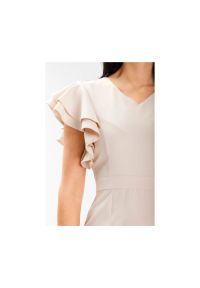 Awama - Koktajlowa sukienka ołówkowa dekolt V i falbanki beżowa. Okazja: na komunię, na ślub cywilny, na wesele, na imprezę. Typ kołnierza: kołnierz z falbankami. Kolor: beżowy. Typ sukienki: ołówkowe. Styl: wizytowy #5