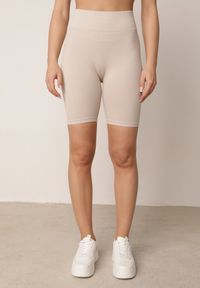 Born2be - Beżowe Szorty Kolarki z Wysokim Stanem o Modelującym Fasonie Kimolodia. Okazja: na co dzień. Stan: podwyższony. Kolor: beżowy. Styl: casual #7