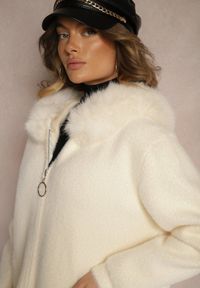 Renee - Jasnobeżowy Rozpinany Płaszcz z Wiskozą Wełną i Futerkiem Xesalttia. Okazja: do pracy. Kolor: beżowy. Materiał: wiskoza, futro, wełna. Styl: elegancki