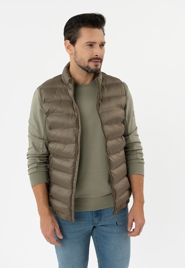 Volcano - Pikowany bezrękawnik V-JUNIP. Okazja: na co dzień. Typ kołnierza: kołnierzyk stójkowy. Materiał: materiał. Długość rękawa: bez rękawów. Wzór: gładki, napisy. Styl: casual