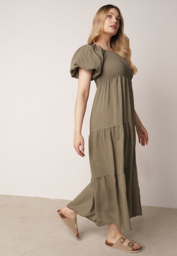 Born2be - Ciemnozielona Wiskozowa Sukienka z Bufiastymi Rękawami i Marszczoną Górą Liones. Okazja: na co dzień. Kolor: zielony. Materiał: wiskoza. Długość rękawa: krótki rękaw. Sezon: lato. Typ sukienki: proste. Styl: wakacyjny, casual