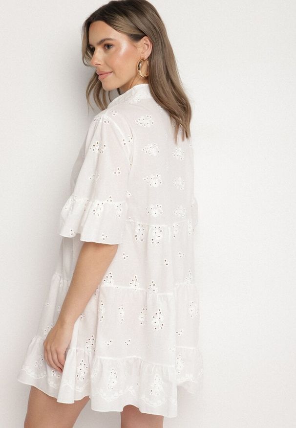 Born2be - Biała Bawełniana Sukienka z Haftowanej Tkaniny o Koszulowym Kroju z Falbanami Filidwena. Okazja: na co dzień. Typ kołnierza: kołnierzyk klasyczny. Kolor: biały. Materiał: tkanina, bawełna. Wzór: haft. Typ sukienki: koszulowe. Styl: klasyczny, casual, elegancki, boho