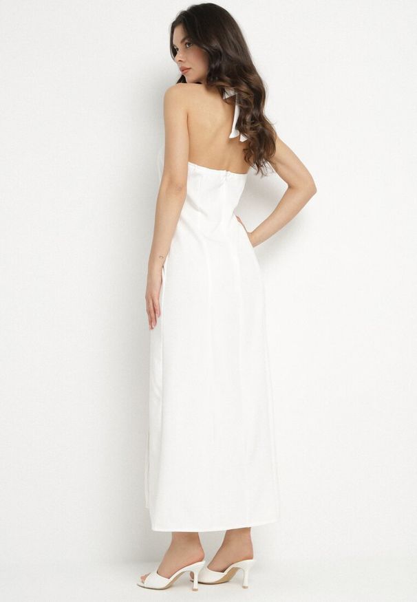 Born2be - Biała Sukienka z Wiskozą z Odkrytymi Plecami i Wiązaniem Zdobiona Broszką Nalorise. Kolor: biały. Materiał: wiskoza. Wzór: aplikacja. Styl: klasyczny, elegancki