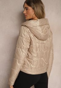 Renee - Beżowa Kurtka z Kapturem Ozdobiona Pikowaniem Talemi. Okazja: na co dzień. Typ kołnierza: kaptur. Kolor: beżowy. Materiał: jeans. Wzór: aplikacja. Styl: casual, elegancki #3
