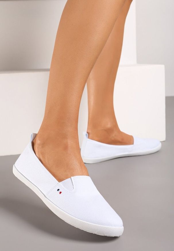 Born2be - Białe Klasyczne Wsuwane Tenisówki na Płaskiej Podeszwie Glariella. Zapięcie: bez zapięcia. Kolor: biały. Materiał: jeans, materiał. Sezon: jesień, wiosna. Obcas: na płaskiej podeszwie. Styl: klasyczny