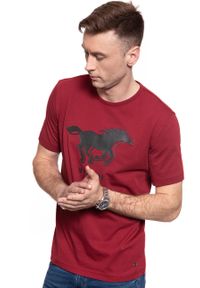 Mustang - T-SHIRT MĘSKI MUSTANG PRINT TEE 1009022 7194. Kolor: czerwony. Wzór: nadruk