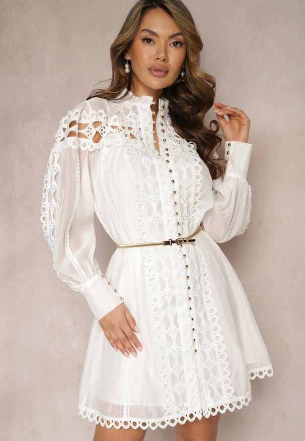 Renee - Biała Koszulowa Sukienka Mini z Paskiem Zdobiona Koronką Organdi. Kolor: biały. Materiał: koronka. Wzór: aplikacja, koronka. Sezon: lato. Typ sukienki: koszulowe. Długość: mini