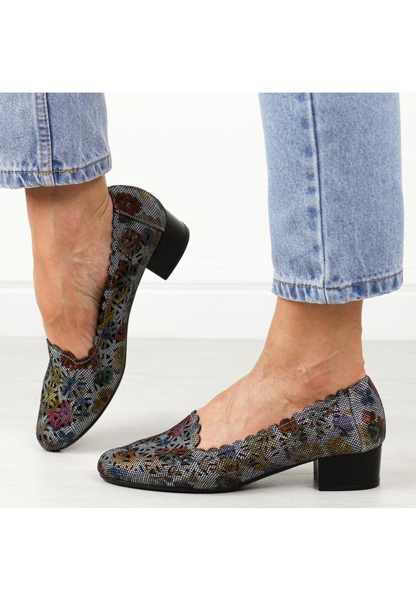 Niebieskie ażurowe czółenka damskie na obcasie M.Daszyński Sa200-1. Nosek buta: okrągły. Kolor: niebieski. Szerokość cholewki: normalna. Wzór: ażurowy. Materiał: skóra. Sezon: jesień, wiosna, lato. Obcas: na obcasie. Styl: klasyczny. Wysokość obcasa: niski