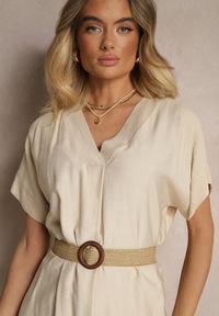 Renee - Beżowa Pudełkowa Sukienka z Wiskozy z Dekoltem V Paskiem i Rozcięciami po Bokach Soniloria. Okazja: na co dzień. Typ kołnierza: dekolt w kształcie V. Kolor: beżowy. Materiał: wiskoza. Typ sukienki: proste. Styl: casual