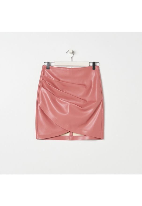Sinsay - Spódnica mini z imitacji skóry - Różowy. Kolor: różowy. Materiał: skóra