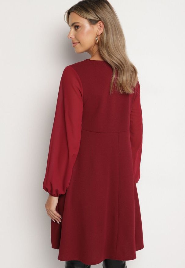 Born2be - Bordowa Sukienka o Rozkloszowanym Kroju z Półtransparentnymi Rękawami Edalinne. Okazja: na co dzień, do pracy. Kolor: czerwony. Materiał: skóra. Typ sukienki: proste. Styl: casual, elegancki