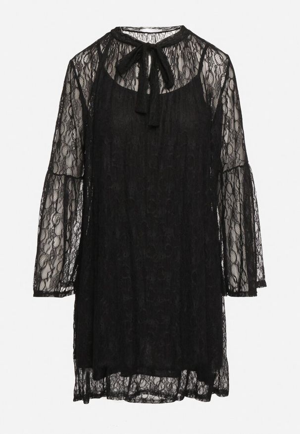 Born2be - Czarna Koronkowa Sukienka o Pudełkowym Kroju z Rozszerzanymi Rękawami i Halką Vertilae. Okazja: na imprezę. Kolor: czarny. Materiał: koronka. Długość rękawa: na ramiączkach. Wzór: koronka. Styl: elegancki