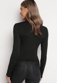 Born2be - Czarna Bluzka z Półgolfem Ozdobiona Drapowaniem Binare. Okazja: na co dzień. Kolor: czarny. Materiał: wiskoza, jeans. Wzór: aplikacja. Styl: klasyczny, casual, elegancki #5