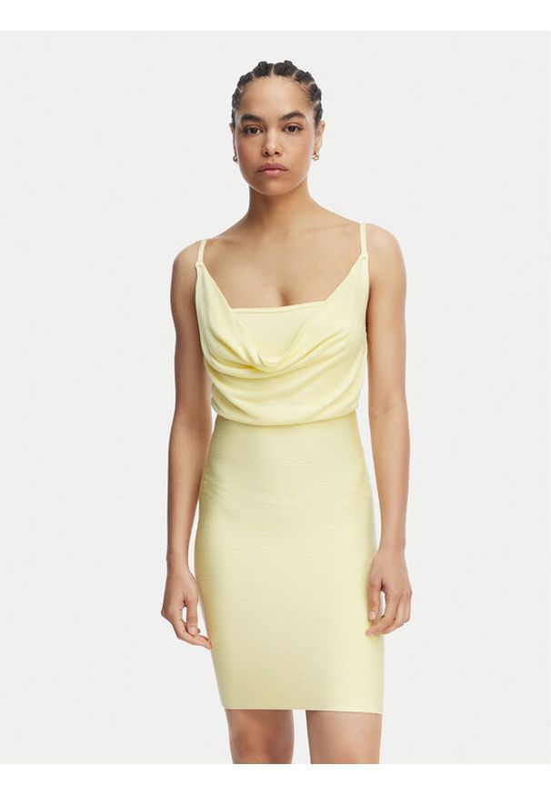 Guess Sukienka koktajlowa W6GK83 Z0686 Żółty Slim Fit. Kolor: żółty. Materiał: wiskoza. Styl: wizytowy