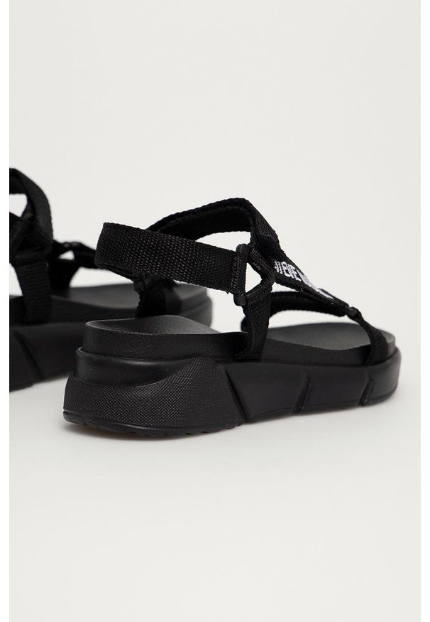 Steve Madden - Sandały Hessel. Zapięcie: rzepy. Kolor: czarny. Materiał: materiał, guma. Wzór: gładki