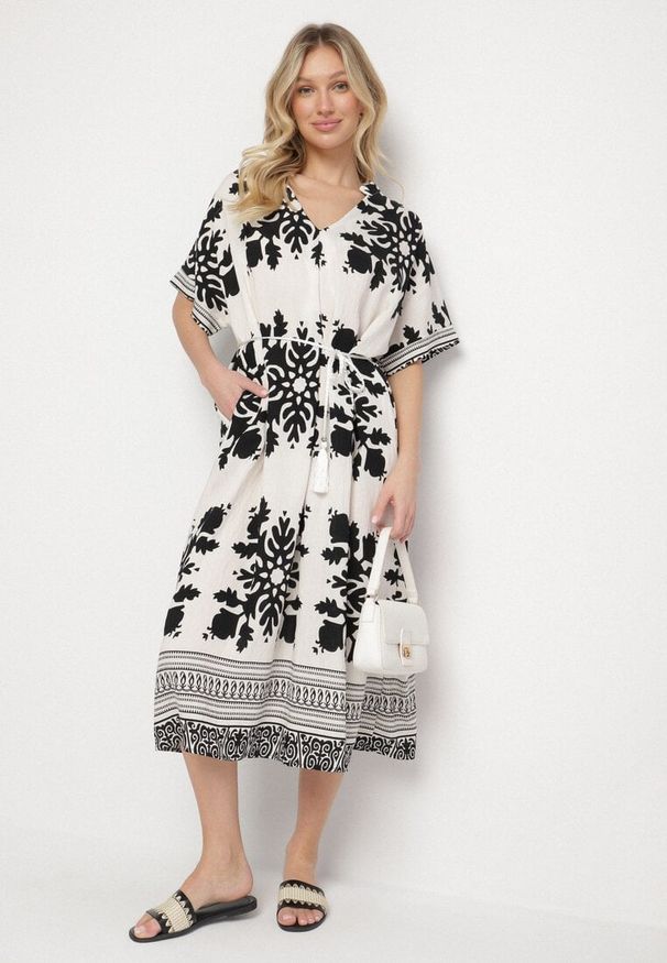 Born2be - Biała Sukienka Pudełkowa z Wiskozy z Dekoltem w Serek w Etniczny Wzór Abrellis. Okazja: na co dzień, na spacer. Typ kołnierza: dekolt w serek. Kolor: biały. Materiał: wiskoza. Długość rękawa: krótki rękaw. Styl: elegancki, casual
