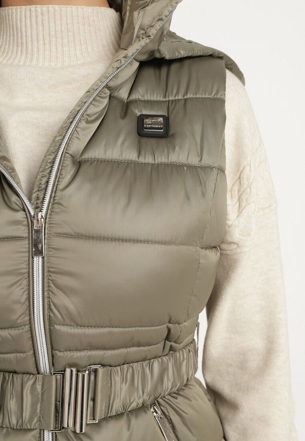 Born2be - Ciemnozielona Pikowana Kamizelka z Odpinanym Kapturem Marszczonym Paskiem i Metaliczną Klamrą Inessae. Kolor: zielony. Materiał: jeans. Sezon: wiosna, jesień. Styl: elegancki, klasyczny