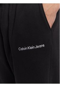 Calvin Klein Jeans Spodnie dresowe J30J322925 Czarny Relaxed Fit. Kolor: czarny. Materiał: syntetyk, bawełna