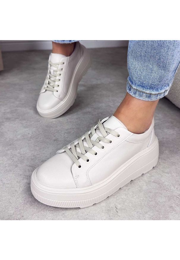 Beżowe skórzane półbuty damskie na platformie Jezzi 8181. Okazja: na co dzień. Zapięcie: sznurówki. Kolor: beżowy. Materiał: skóra. Szerokość cholewki: normalna. Sezon: wiosna, jesień, lato. Obcas: na platformie. Styl: casual, klasyczny, sportowy